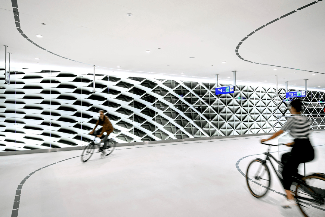 荷兰这个8000㎡自行车停车场一面沉浸式leyu·乐鱼(中国)体育官方网站的玻璃(图2)