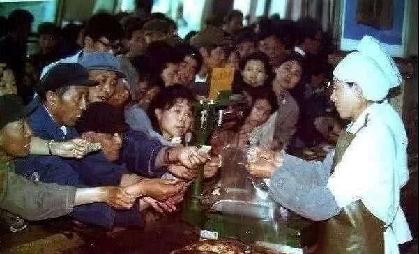 乐鱼(中国)体育60、70、80年代的老照片难得一见太珍贵了最后一张谁认识？(图13)